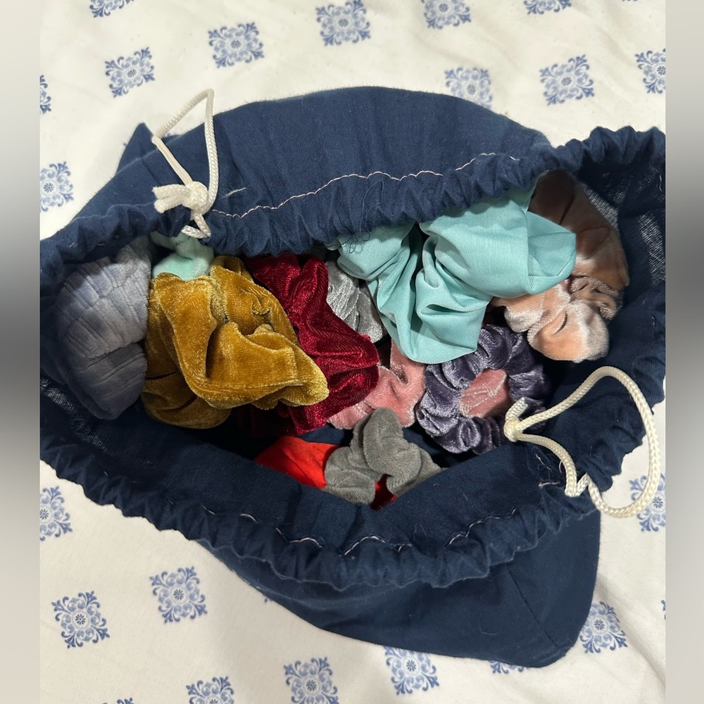 17 assorted scrunchies in vineyard vines bag